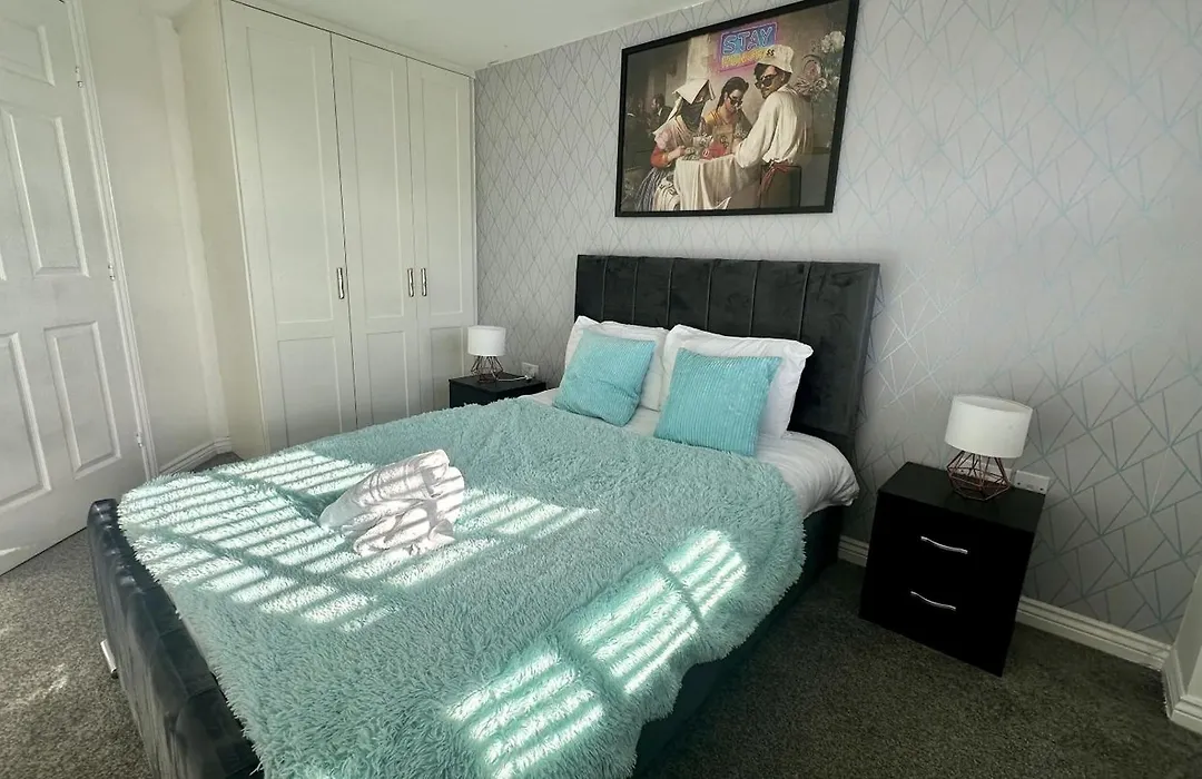 Lux Livin' Apartments - Luxury 2 Bed Manchester Apartment With Free Parking-1