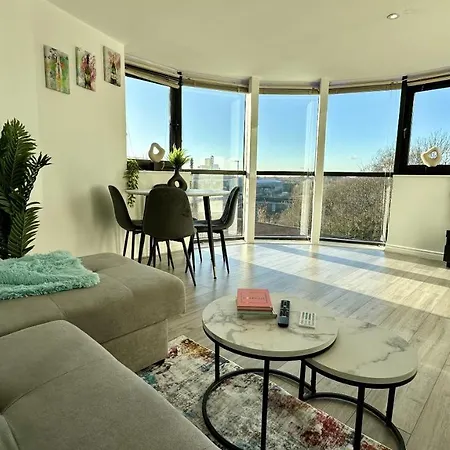 Lux Livin' Apartments - Luxury 2 Bed Manchester Apartment With Free Parking-2