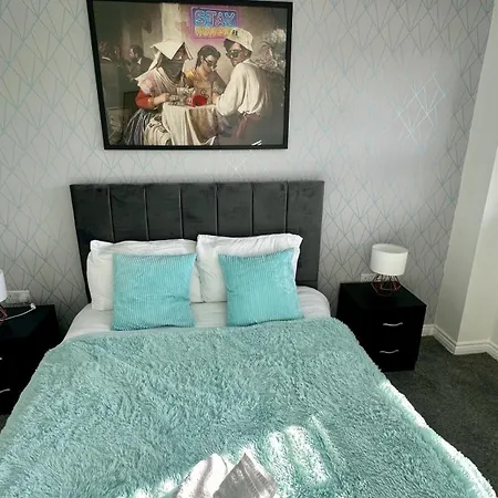 Lux Livin' Apartments - Luxury 2 Bed Manchester Apartment With Free Parking-3