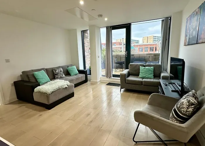 Lux Livin' Apartments - Luxury 2 Bed Apartment With Sky Garden