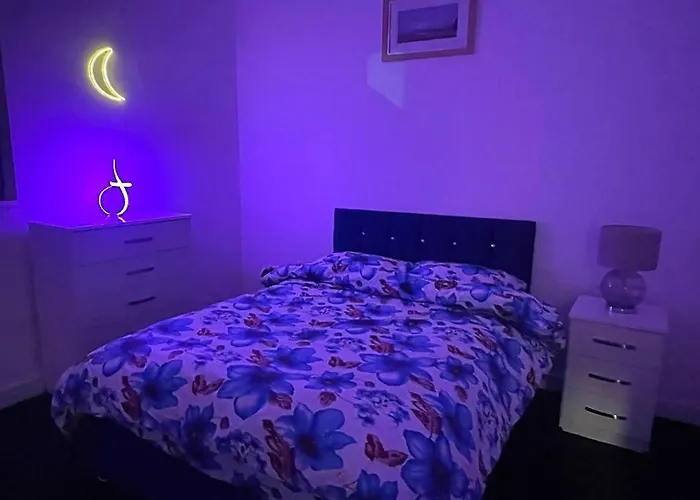 Modern 2-Bed Flat In Salford