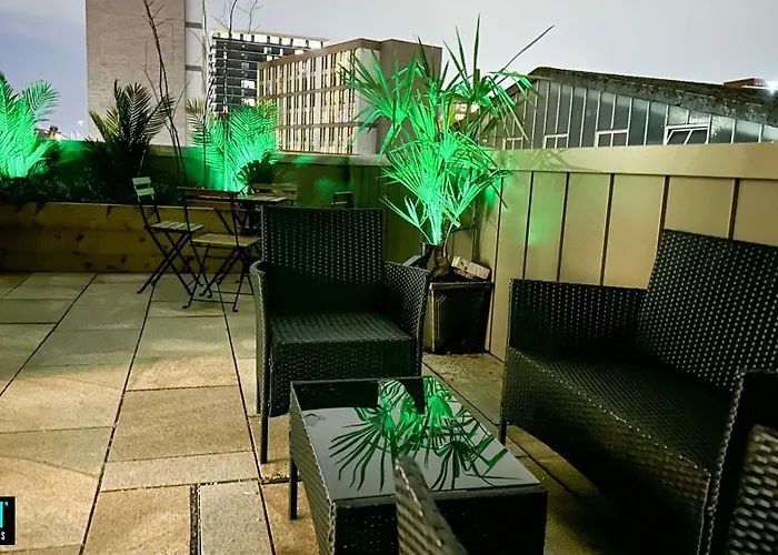 Lux Livin' Apartments - Luxury 2 Bed Apartment With Sky Garden